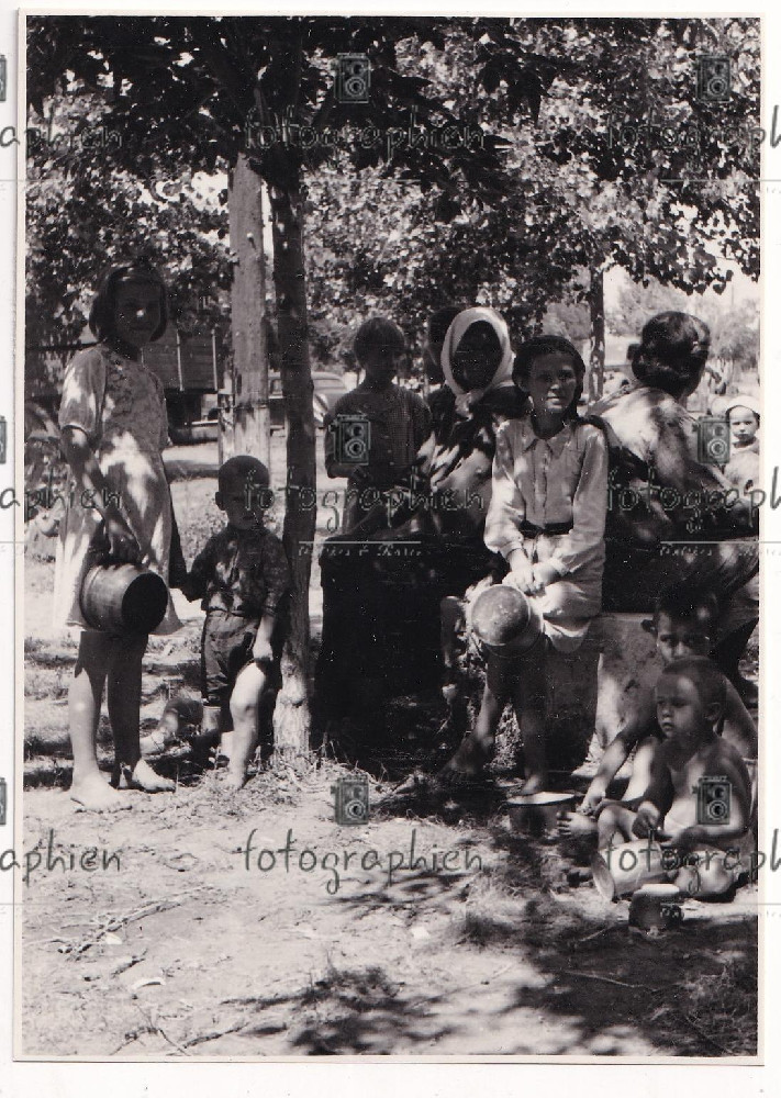 orginal Foto 2  Weltkrieg Ukraine Dnipropetrowsk Bevölkerung Frauen Kinder 1942