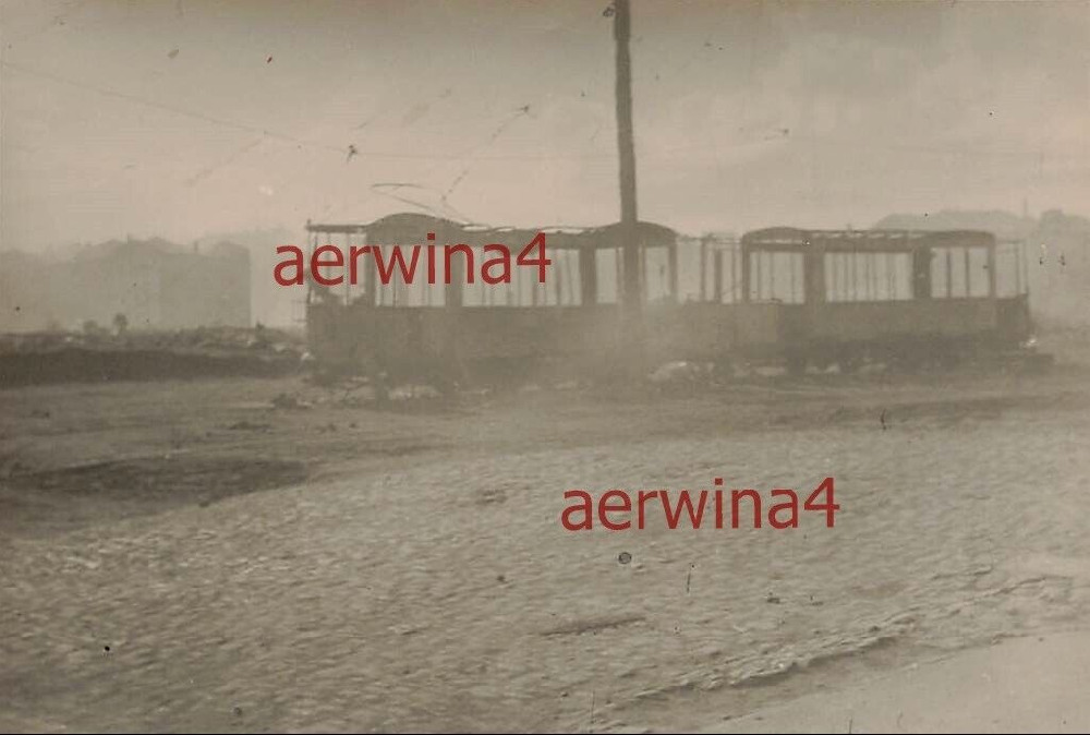 Ausgebrannte Strassenbahn in Dnipro Ukraine Ostfront