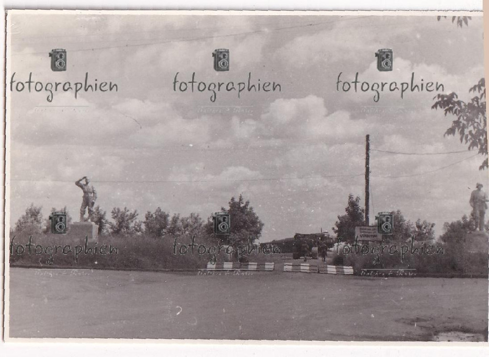 orginal Foto 2  Weltkrieg Ukraine Dnipropetrowsk Flugplatz Flugzeug 1942