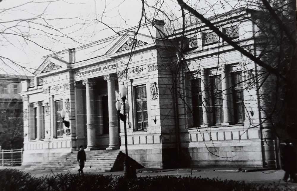 Фотография черно белая видовая Исторический музей в г  Днепропетровске  в котором хранится фотография первого трактора коммуны  Свобода  1966г