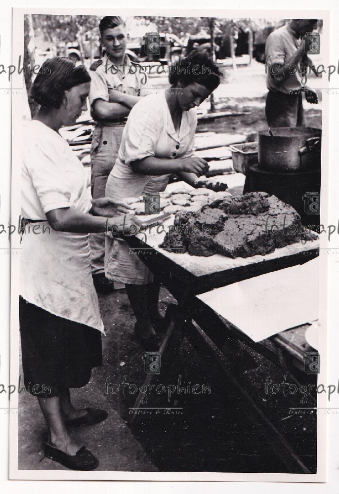 orginal Foto 2  Weltkrieg Ukraine Dnipropetrowsk Bevölkerung Frauen 1942 4