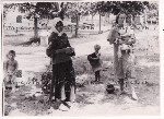 orginal Foto 2  Weltkrieg Ukraine Dnipropetrowsk Bevölkerung Frauen Kinder 1942 4